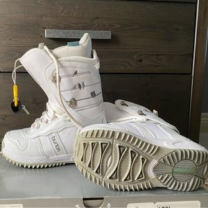 Women’s burton snowboarding boots. Excellent used condition. Only worn 2 times.